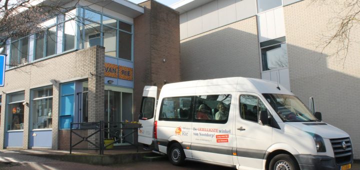 Rolstoelbus van Huis van Rie voor de ingang
