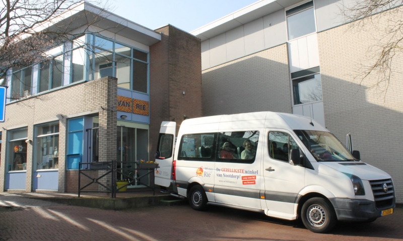 Rolstoelbus van Huis van Rie voor de ingang